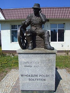 450px-Wachock_pomnik_soltys_2_by_sh